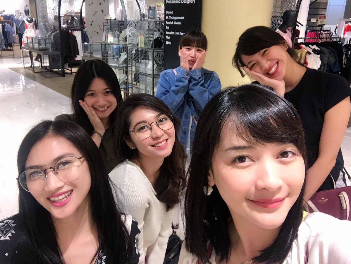 今日はお昼からみんなと遊んだよ(°▽°)久しぶりに遊んで楽しかった！！今日はいい夢が見れそうです！明日は生放送と収録なので頑張ります！！
Hari ini main bersama merekaaaa❤️❤️❤️seru banget dan aku senang udah lama Gak main sama teman”😆💓besok mulai kerja lagi jadi semangat!!!