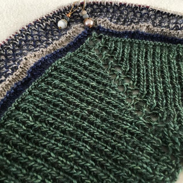 kunterkatha's tweet photo. Ich bin wirklich verliebt!! 😍 Danke an @cutiecakeswelt ohne dich hätte ich ihn nicht gestrickt 😘 #retroribshawl #stricken #strickenmachtglücklich #knitting #knittersofinstagram #tuchstricken https://t.co/Fw2PA8G86H https://t.co/78IJ5BXCTD
