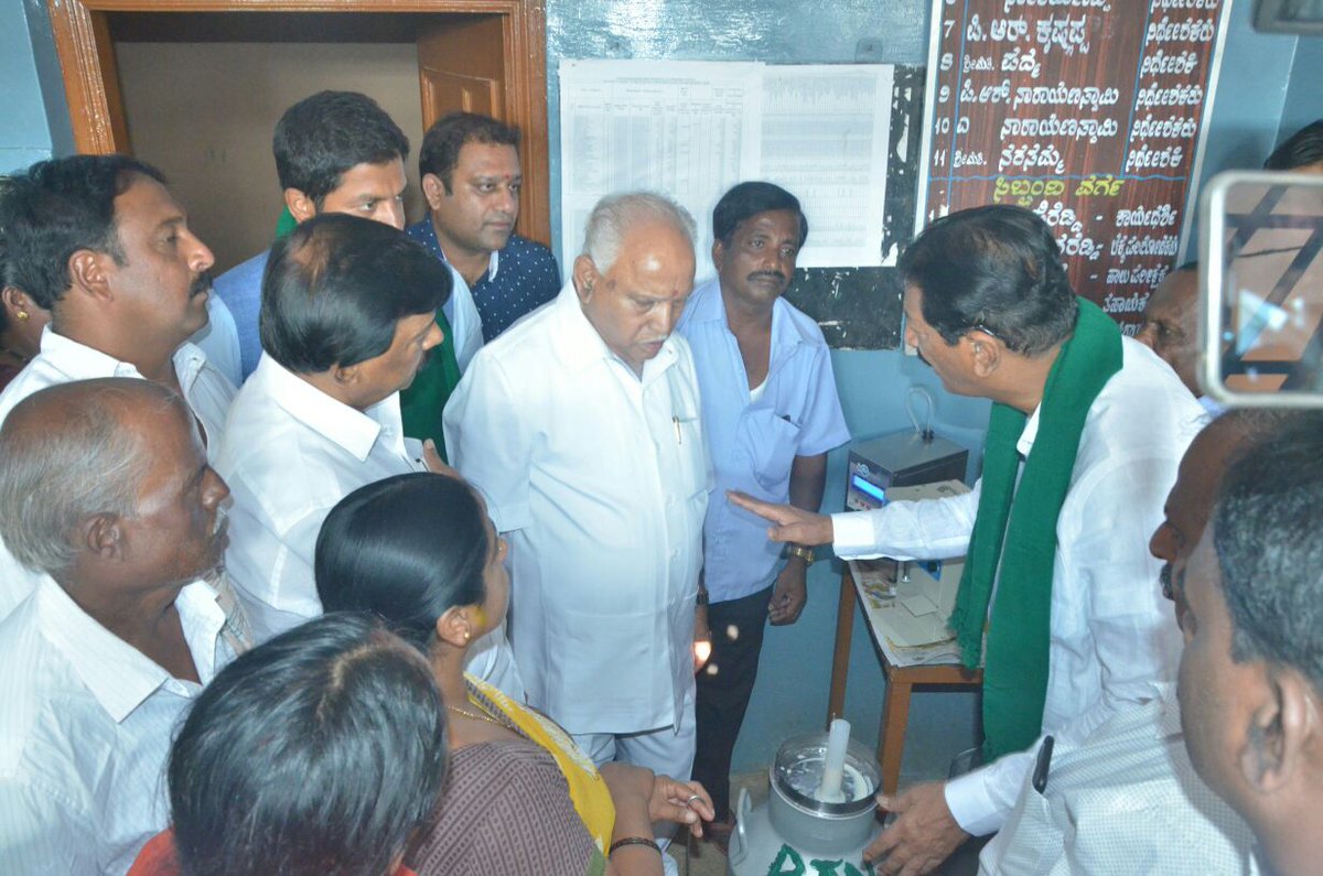BJP4Karnataka's tweet photo. ಬಿಜೆಪಿ ರಾಜ್ಯಾಧ್ಯಕ್ಷರಾದ ಶ್ರೀ @BSYBJP ಹೊಸಕೋಟೆಯಲ್ಲಿ ಹಾಲು ಉತ್ಪಾದಕರ ಸಹಕಾರ ಸಂಘದ ಡೈರಿಗೆ ಭೇಟಿ ನೀಡಿ ಅಧಿಕಾರಕ್ಕೆ ಬಂದ ನಂತರ ಹಾಲಿನ ಸಂಗ್ರಹ ಮತ್ತು ಸಂಸ್ಕರಣ ಪದ್ಧತಿಯನ್ನು ಸರಳೀಕೃತಗೊಳಿಸಿ, ಉತ್ತಮ ಬೆಲೆ ಒದಗಿಸಲು ಕ್ರಮ ಕೈಗೊಳ್ಳಲಾಗುವುದೆಂದು ಭರವಸೆ ನೀಡಿದರು. https://t.co/gS5PjSclo9