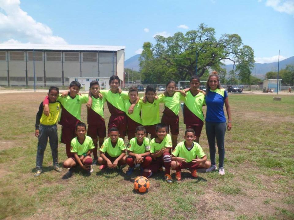 EMF_PAVECA's tweet photo. Nuestra #sub12 #estadal2018 vs Clubatleticosanjoaquin @EFM_PAVECA #vamospormas⚽️ https://t.co/qvLkopEx8B
