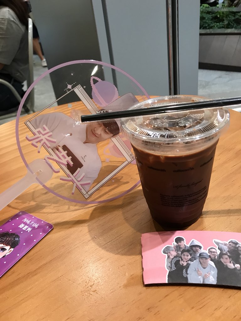 yixingthesheep's tweet photo. DAY 2 with my xing fan โค๏ธ #CJWU thanku everyone hehe โผ๏ธ https://t.co/TqxlIL7wtu