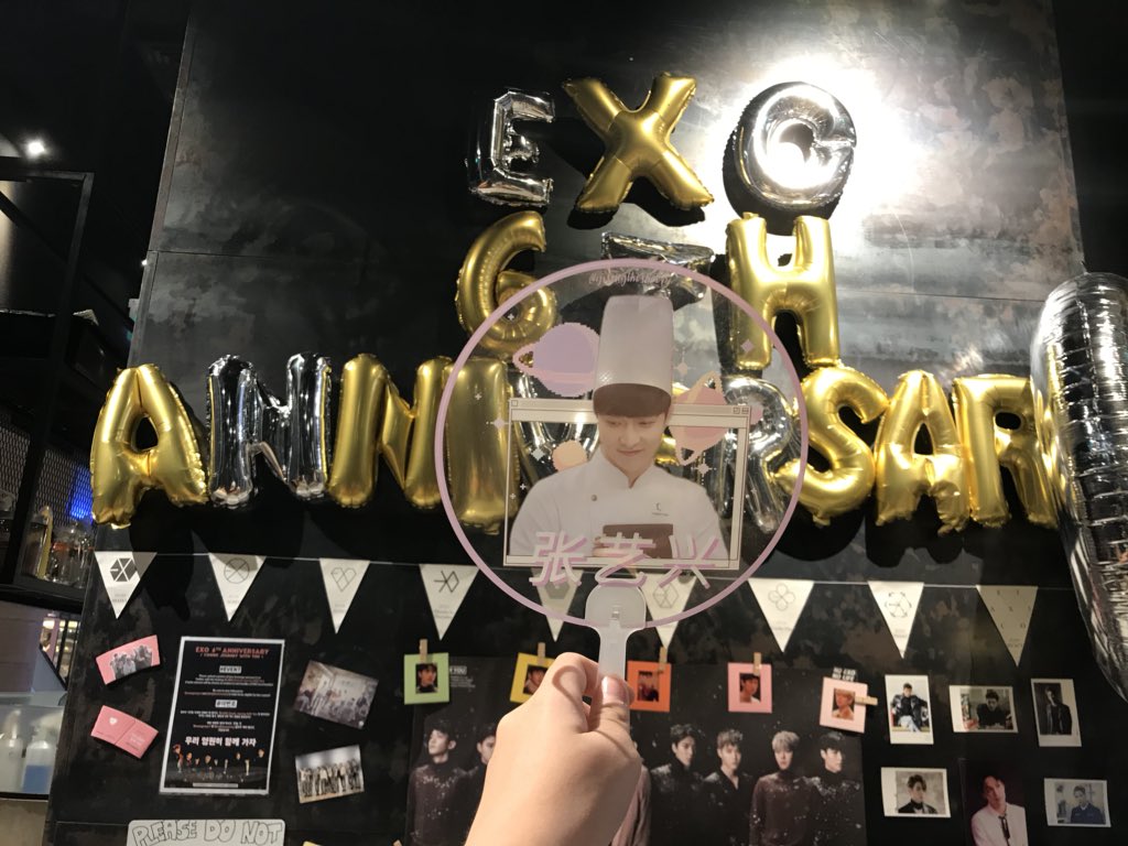 yixingthesheep's tweet photo. DAY 2 with my xing fan โค๏ธ #CJWU thanku everyone hehe โผ๏ธ https://t.co/TqxlIL7wtu