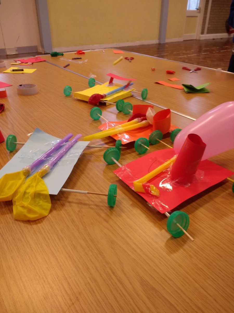 Making fab balloon cars to race @ springs family center with @Sport4FitnessCI, @NAYCYD and @NPH_news #schoolholidayfun thanks to @NorthantsCF 👍