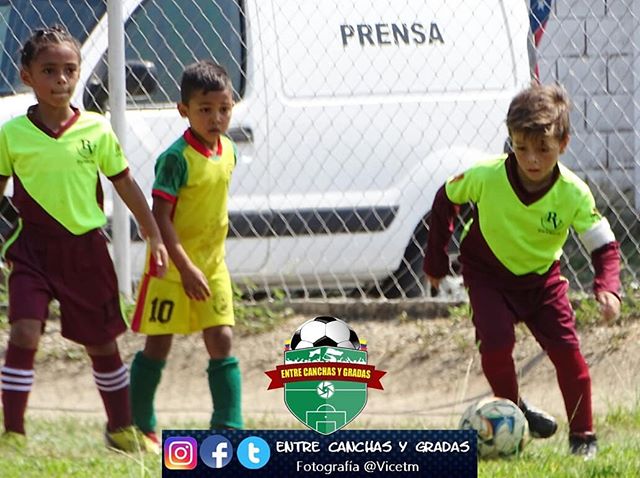 EMF_PAVECA's tweet photo. #momentos #estadal2018 los amigos de #entrecanchasygradas por su apoyo siempre... Bendiciones y Abrazos de Goooooooooool⚽️ @CanchasyGradas @EFM_PAVECA https://t.co/wq0tyDsuya