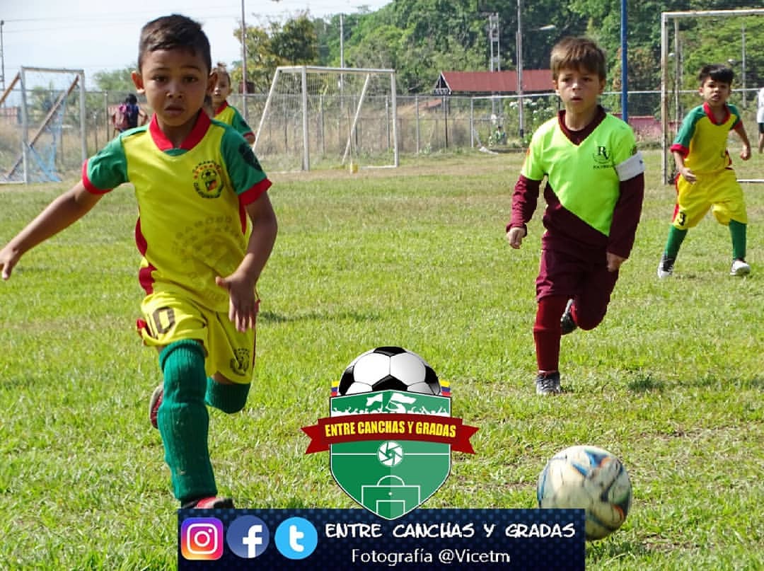 EMF_PAVECA's tweet photo. #momentos #estadal2018 los amigos de #entrecanchasygradas por su apoyo siempre... Bendiciones y Abrazos de Goooooooooool⚽️ @CanchasyGradas @EFM_PAVECA https://t.co/wq0tyDsuya
