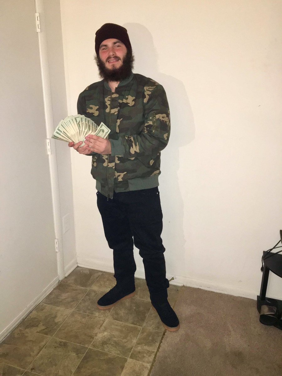 ClayH1998's tweet photo. Ima flex for all dem days i only had one pair of shoes 💪🏼💪🏼 https://t.co/YY5lEW4ZwC