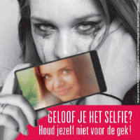 ParnassiaGroep's tweet photo. Voel je je vaak somber? Houd jezelf niet voor de gek en zoek hulp: https://t.co/zB28MufmKW. Doe vanavond mee aan Depressie Kennistest, NPO3 21.10 uur. Onder meer BN'ers geven antwoord op vragen over depressies, symptomen en behandeling. #TrueSelfie #depressie #parnassiagroep https://t.co/NwqyQ6gcy1