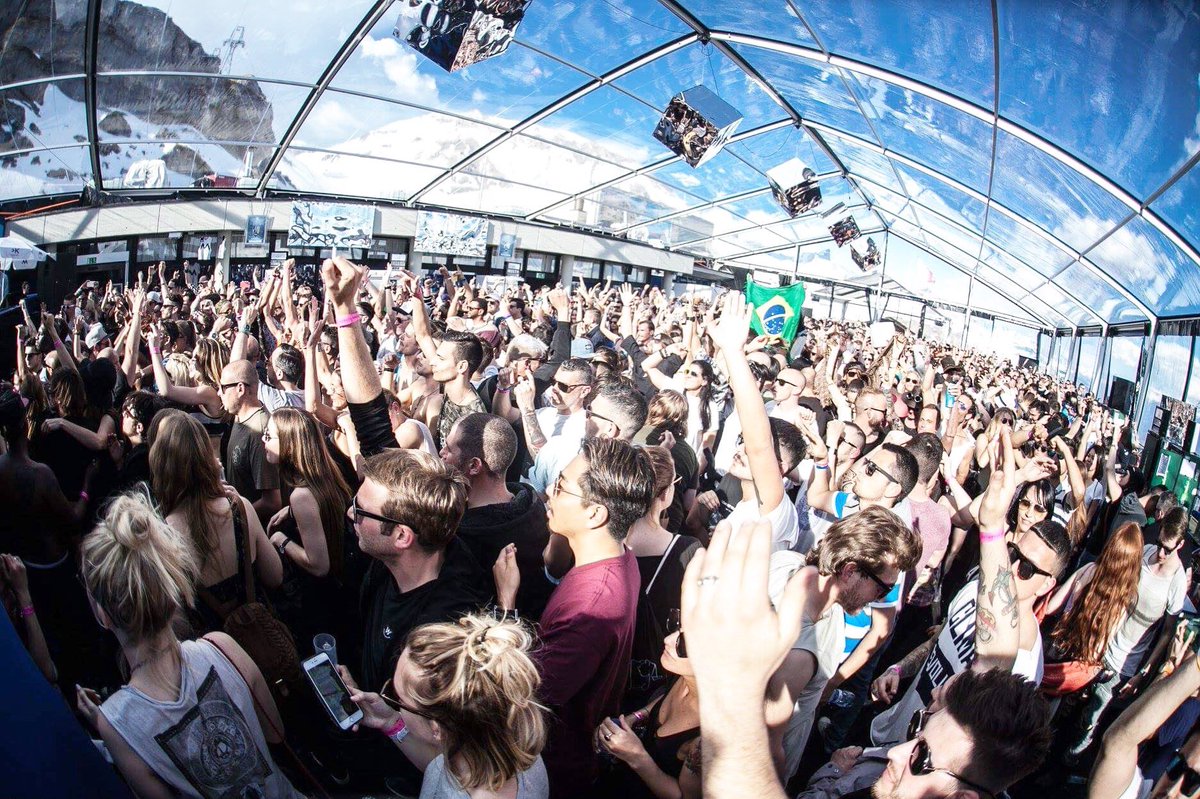 Caprices_fest's tweet photo. 🍾Prime #Caprices2018 stage views and private table service for you and your friends. Only a few #VIP tables left. First come, first serve! Get yours now --> vip@caprices.ch https://t.co/fDr8mdY9Av