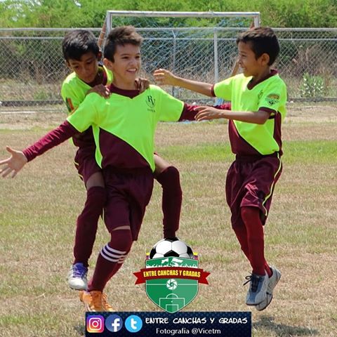 EMF_PAVECA's tweet photo. #momentos #estadal2018 Gracias a #entrecanchasygradas por su apoyo siempre... Bendiciones y Abrazos de Goooooooooool⚽️ @CanchasyGradas @EFM_PAVECA https://t.co/Rw0lSCNvkW