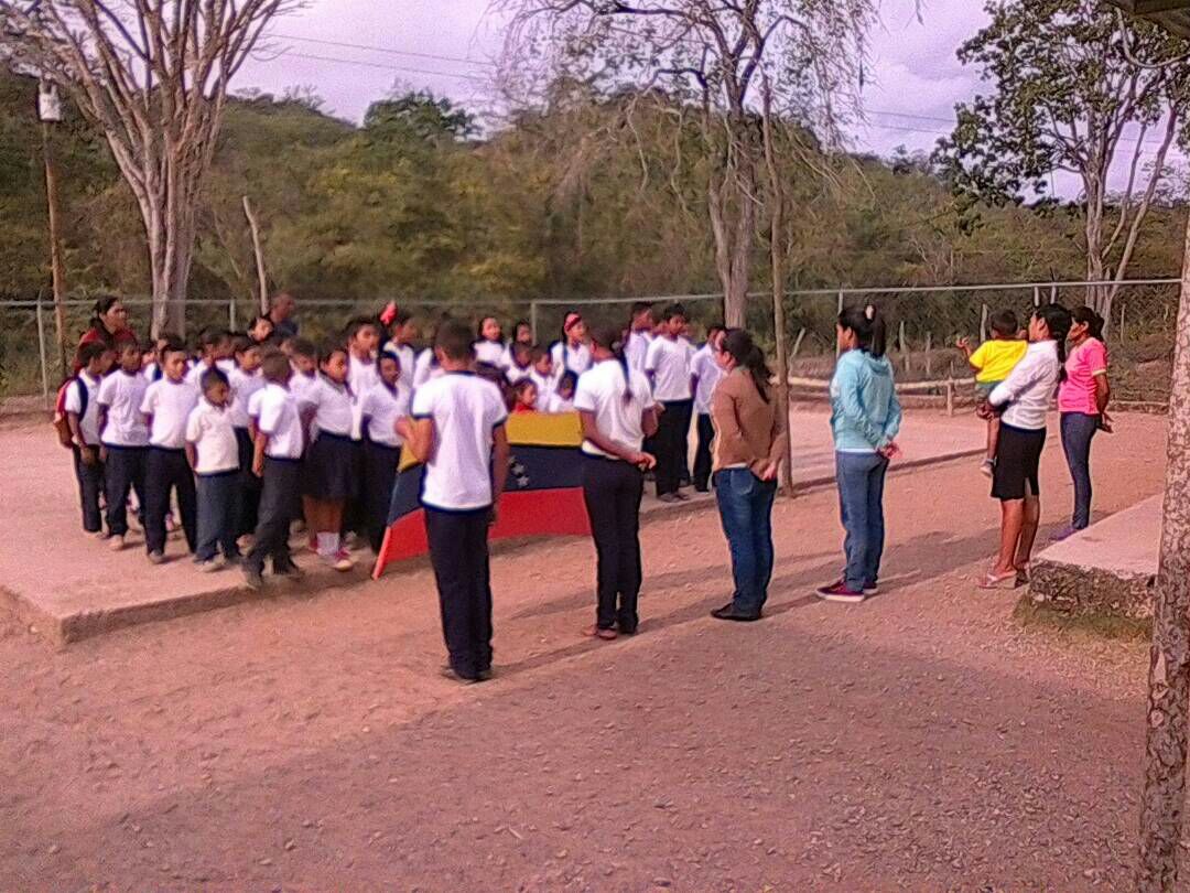 LaraEducativa tweet media