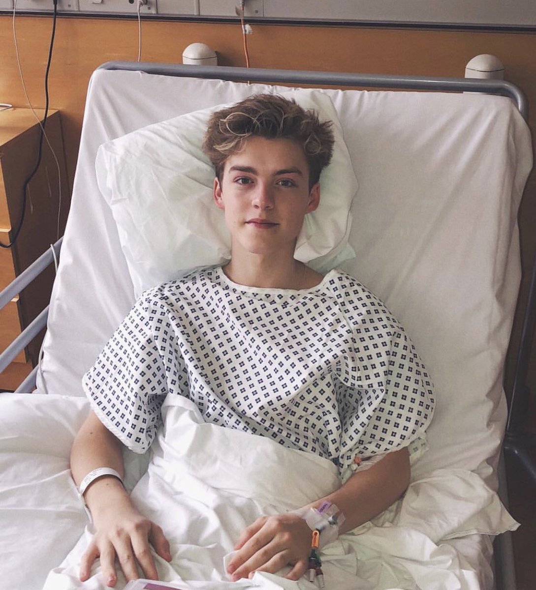 fixedonchloe's tweet photo. So so proud of you over the last few days you have been stronger than ever I hope you have a speedy recovery you are looking so much better I’m so happy you are going home and I can’t wait to see you soon I love you so much ❤️❤️#GetWellSoonReece @NewHopeReece https://t.co/ZOMwDilXbA