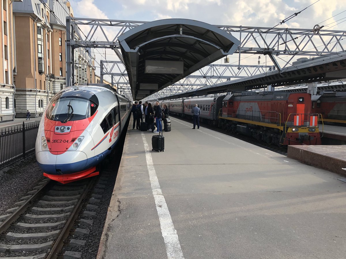 La SNCF bloque tout, la Russie se modernise.... Emmanuel Macron petit tsar ? Tenez bon président. Tenons bon. Vive la france. #frenchliberte
