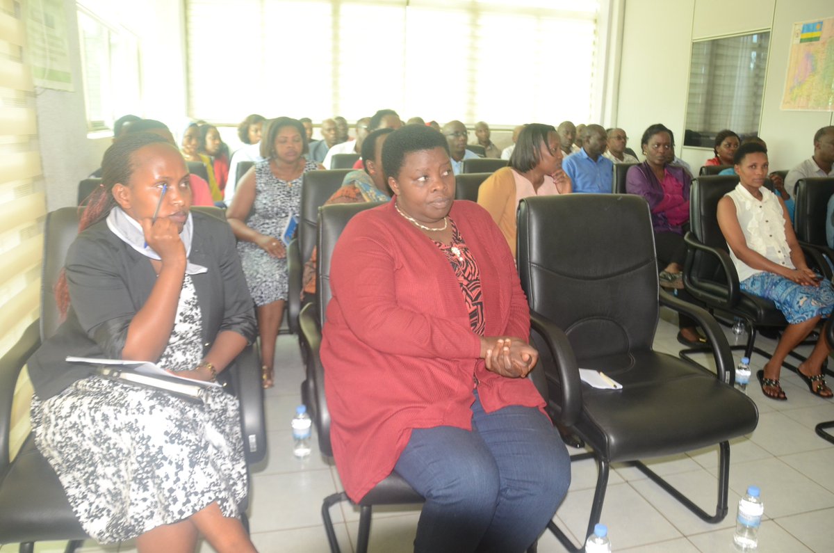 GenderMonitorRw's tweet photo. Abakozi ba #GMO n'ab’ikigo #ASSETIP ikorera mu nyubako imwe na GMO, bari mu kiganiro ku itandukaniro hagati ya #Jenoside yakorewe Abatutsi n’Ubwicanyi bwibasiye inyoko muntu. Ikiganiro kiri gutangwa na Me Nyirihirwe Hiraire uhagarariiye @Ibuka_Rwanda #Kwibuka24 @KwibukaRwanda https://t.co/HoNe9HQh3G