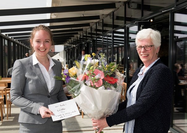 Het #AfsluitdijkWaddenCenter heeft de 10.000e bezoeker verwelkomt! Attie Meenink uit Borculo werd met bloemen ontvangen. Heb jij het Afsluitdijk Wadden Center al bezocht?  tinyurl.com/y7kr95r4