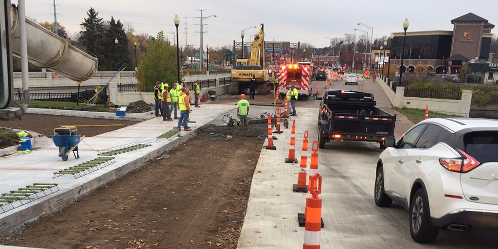 WisconsinDOT's tweet photo. Give yourself room when driving through a work zone. These other safety tips can help keep you and workers safe:  https://t.co/W4grQbLcn2 https://t.co/7V9spX6Yqb