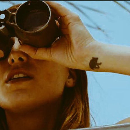 _mariestunning's tweet photo. i think that #SUNDOGS is a masterpiece. The story, characters,colours. 
But the thing that i loved the most are details. 
Jen put everything about herself in this movie, symbols, kindness, talent, Ava, her family, and Emma.
So yes, i'm a #SWANDOGS https://t.co/9vhLoriBuD