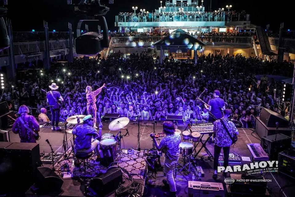 ParamoreMX's tweet photo. PARAHOY day 1.

📷: https://t.co/vvt1cHIdga https://t.co/KUhXWqhXvb
