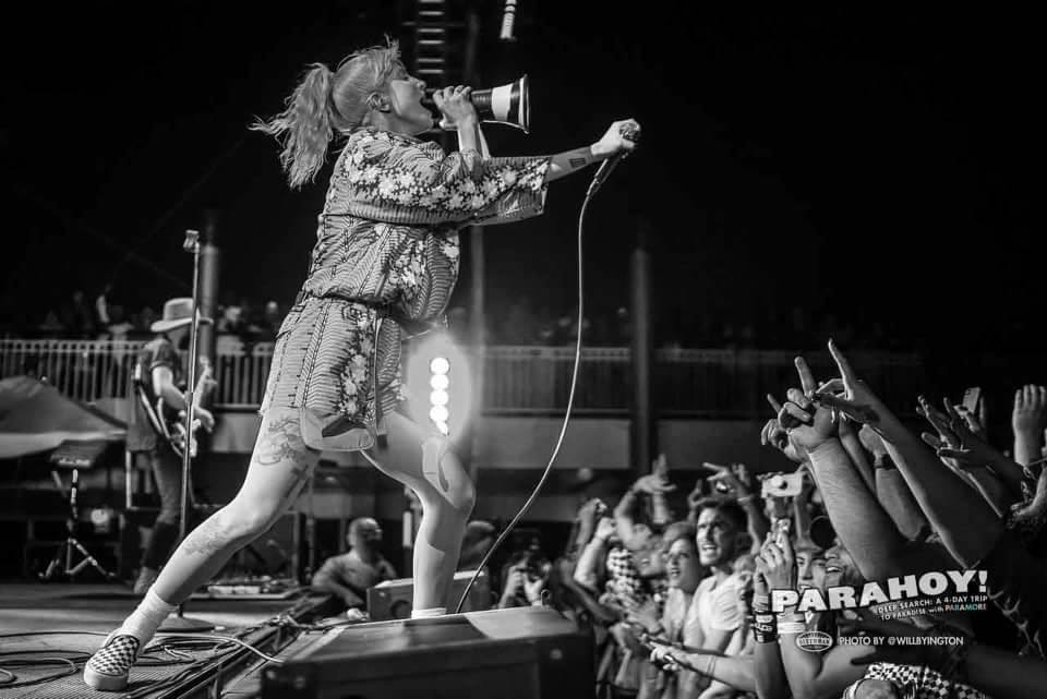 ParamoreMX's tweet photo. PARAHOY day 1.

📷: https://t.co/vvt1cHIdga https://t.co/KUhXWqhXvb