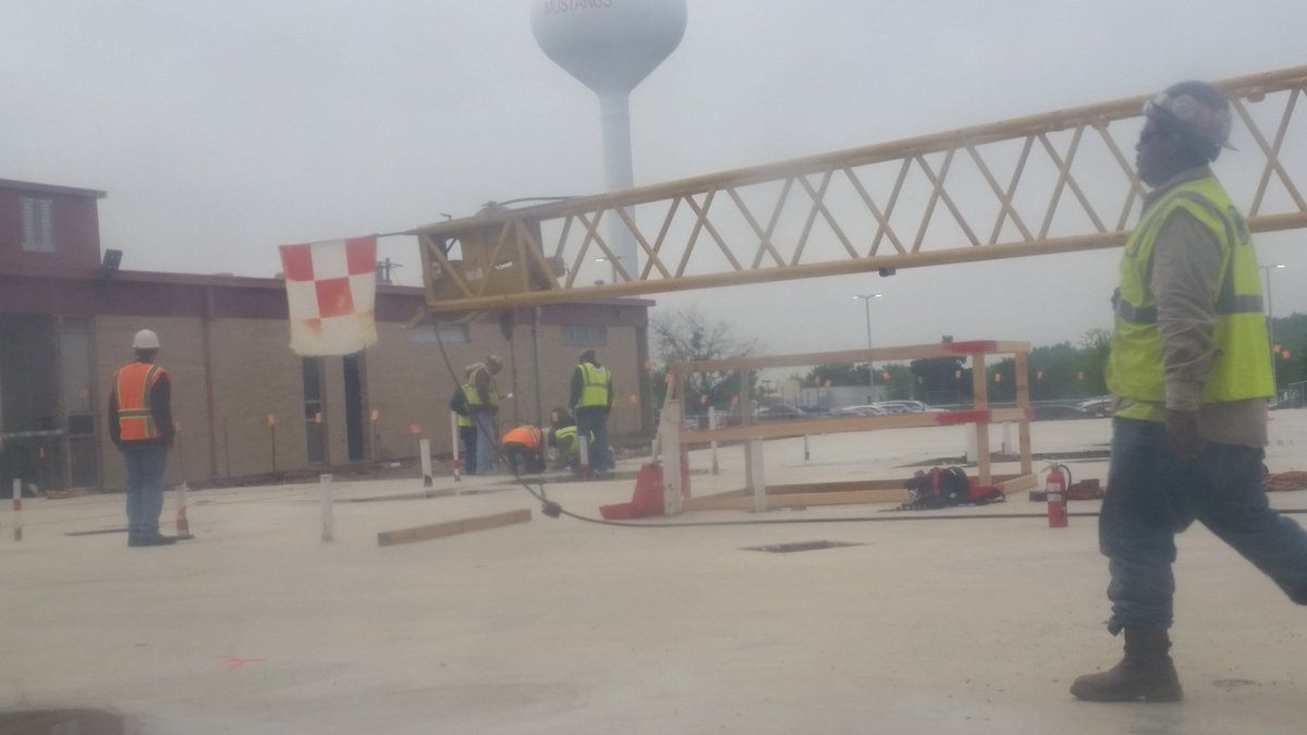 NewTechHighSch1's tweet photo. Construction workers are busy setting up a heavy duty crane this morning @ManorISD @ManorNewTech. Everyday we're witnessing a real project! https://t.co/whYzdLlYFf