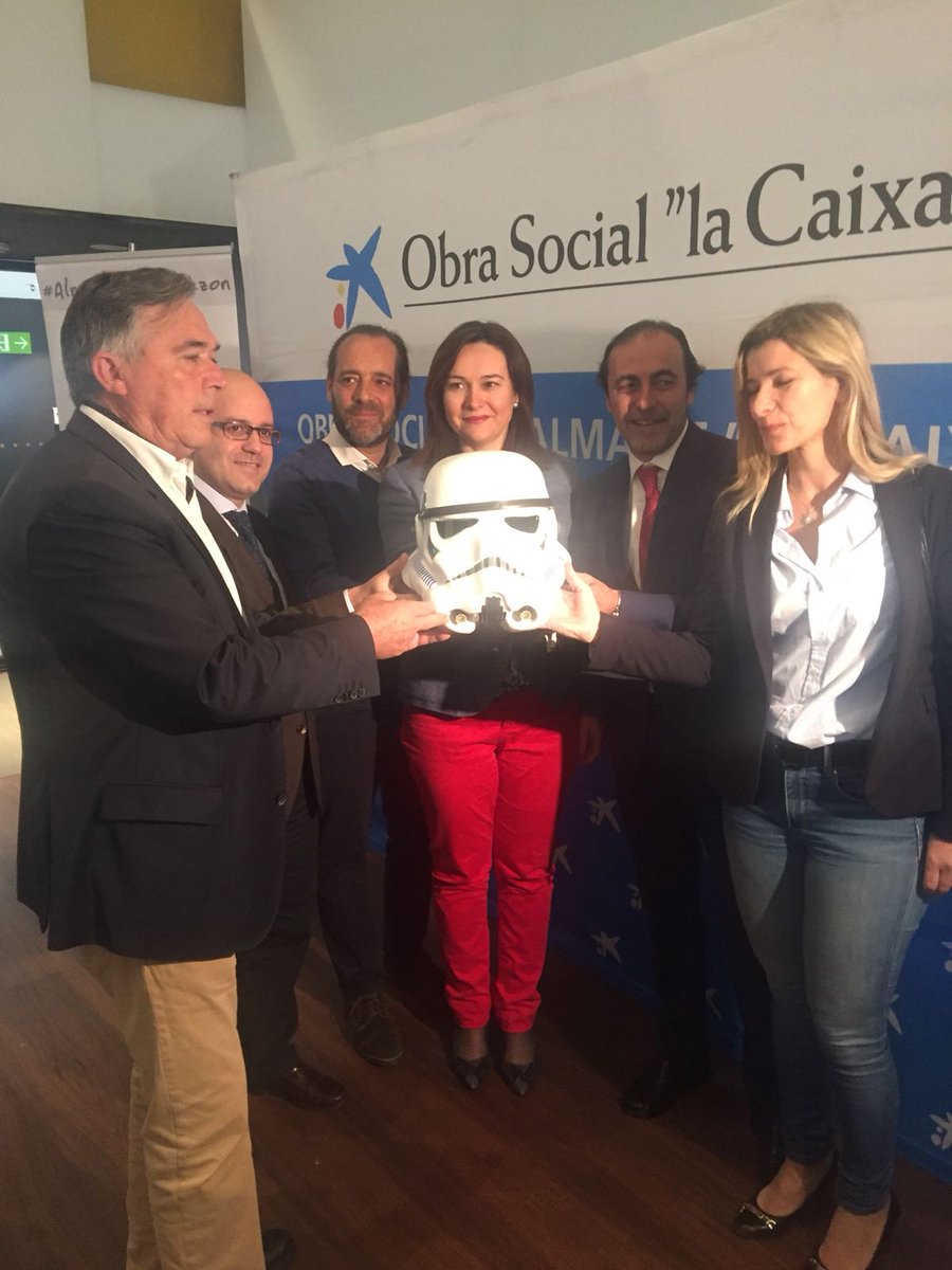 AdvierteImagen's tweet photo. Orgullosos de estar presentes, gracias a Armour Factory Props colaborando con Fundación Andrés Olivares. Hoy ha sido el  acto de presentaciónen la oficina Store Larios de CaixaBank y mostrar el casco que se sorteará durante el evento, el día 5 de mayo. 
#larios #malaga https://t.co/qHeezaJwoe