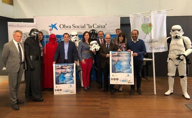 AdvierteImagen's tweet photo. Orgullosos de estar presentes, gracias a Armour Factory Props colaborando con Fundación Andrés Olivares. Hoy ha sido el  acto de presentaciónen la oficina Store Larios de CaixaBank y mostrar el casco que se sorteará durante el evento, el día 5 de mayo. 
#larios #malaga https://t.co/qHeezaJwoe