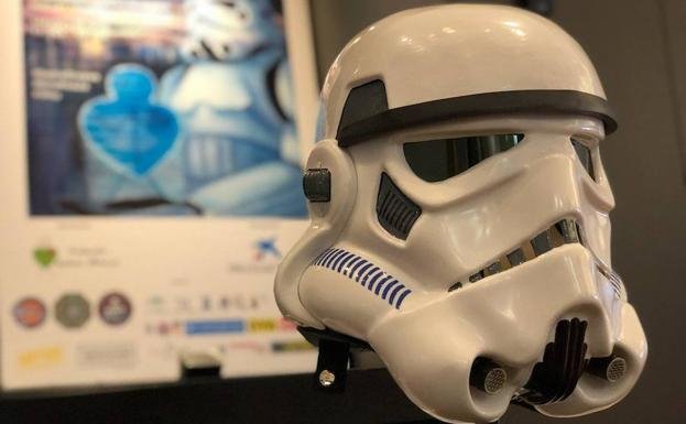 AdvierteImagen's tweet photo. Orgullosos de estar presentes, gracias a Armour Factory Props colaborando con Fundación Andrés Olivares. Hoy ha sido el  acto de presentaciónen la oficina Store Larios de CaixaBank y mostrar el casco que se sorteará durante el evento, el día 5 de mayo. 
#larios #malaga https://t.co/qHeezaJwoe