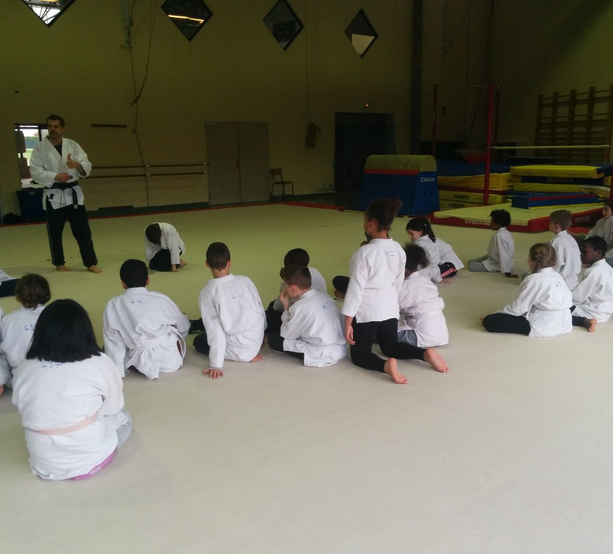 camus95CM1's tweet photo. Séance de judo. De vrais combats au sol ! https://t.co/LcdOiajWbC
