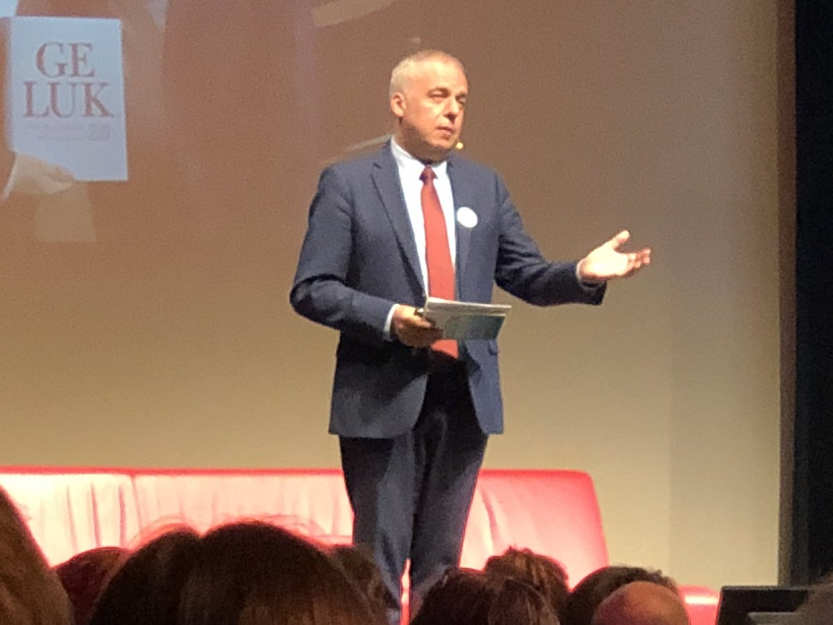 Aytun_Caka's tweet photo. #libris2018 Leo Bormans legt het grote belang van S T I L T E uit. Geluk tegenover angst. Fijn te horen dat de boekhandel een plek van rust en vertrouwen. https://t.co/sRU9f7sNMW