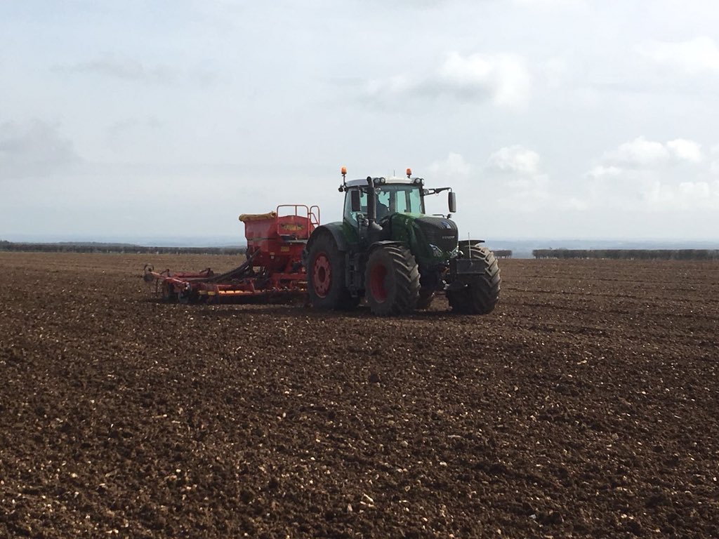 JSScholes1's tweet photo. There’s a pattern building, conditions good so #makingon @vaderstad @OpenfieldTM @LGSeedsUK #concerto #rainforecast #spring18 https://t.co/Dh61UC4BQO