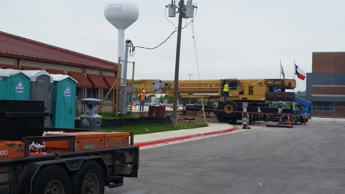 NewTechHighSch1's tweet photo. Construction workers are busy setting up a heavy duty crane this morning @ManorISD @ManorNewTech. Everyday we're witnessing a real project! https://t.co/whYzdLlYFf