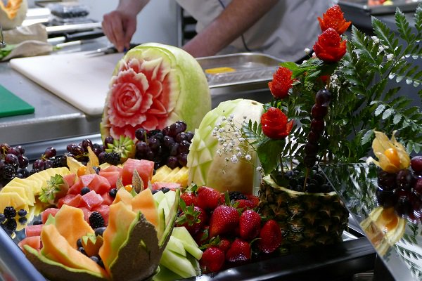 cordonbleuott's tweet photo. Rounding out orientation day for our new students with a fruit carving demo by alumni Thomas Cushing. From fruit to flowers! #knifeskills, #creativeculinary, #fruitart, #lecordonbleu #fruitcarving https://t.co/31zSL5UFIN