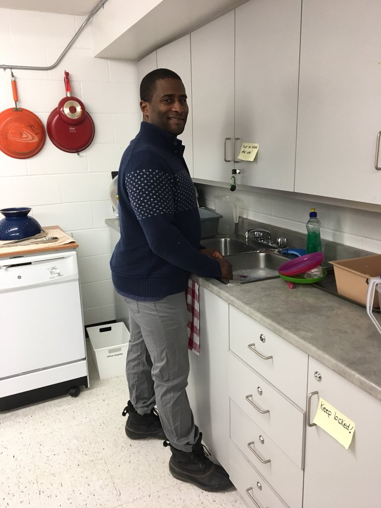SuzannedeAbreu's tweet photo. I really enjoy visiting my schools with @ONFE_ROPE #SchoolBreakfastPrograms. Today was extra special running into @CBCAdrianH a regular volunteer @LePhareES @LephareCouncil. ๐ to Naomi + entire team!! https://t.co/aJpVwmKTq0