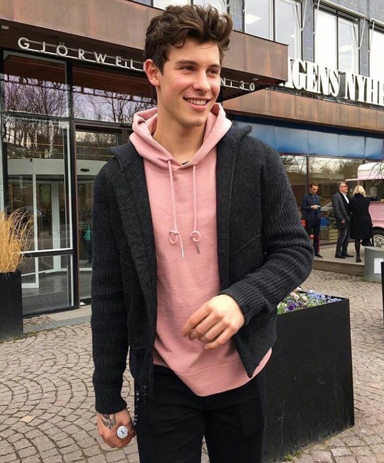 hemxli's tweet photo. i'm shaking he literally looks SO good https://t.co/ZzmRKkrRXO