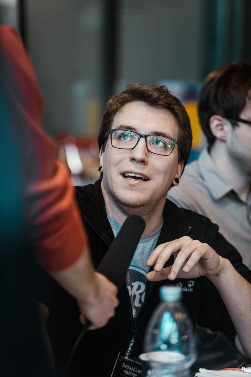 skate702's tweet image. Wer kennt es nicht? Interviewed werden nach 30 Stunden ohne Schlaf und dabei geistesgegenwärtig in die Kamera schielen? #rethinkHackathon #rethinkSleep (📸 PixelManiac)