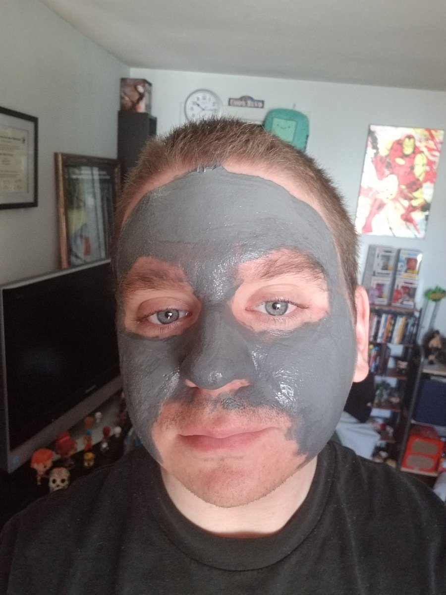 CodeMakeup92's tweet photo. Trying out the YesToTomatoes peek off charcoal mask. #MM92 #MidnightMakeup92 #YesToTomatoes https://t.co/2mx7meRjd5