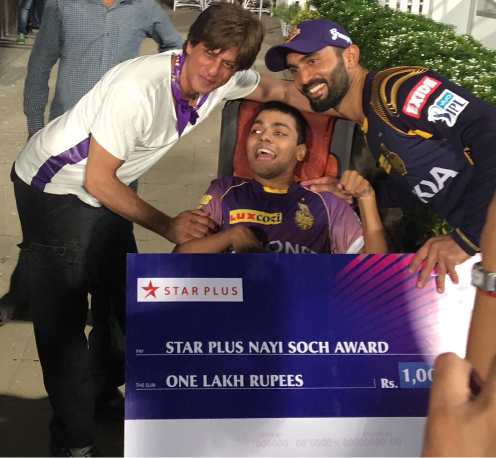 VenkyMysore's tweet photo. The biggest fan of @KKRiders Harshul Goenka was there again at Eden to cheer for us at #KKRvsRCB game. @DineshKarthik made a unique gesture by presenting the award he won y’day to Harshul! Well done DK. https://t.co/V0YYuMSDeR