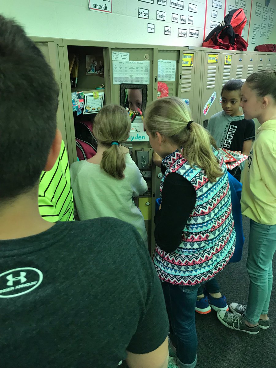 LizaMulroy's tweet photo. Scavenging for nonfiction...oh my goodness...it’s everywhere! #walkerreads #walkerlearns https://t.co/mxsMv3G9WH