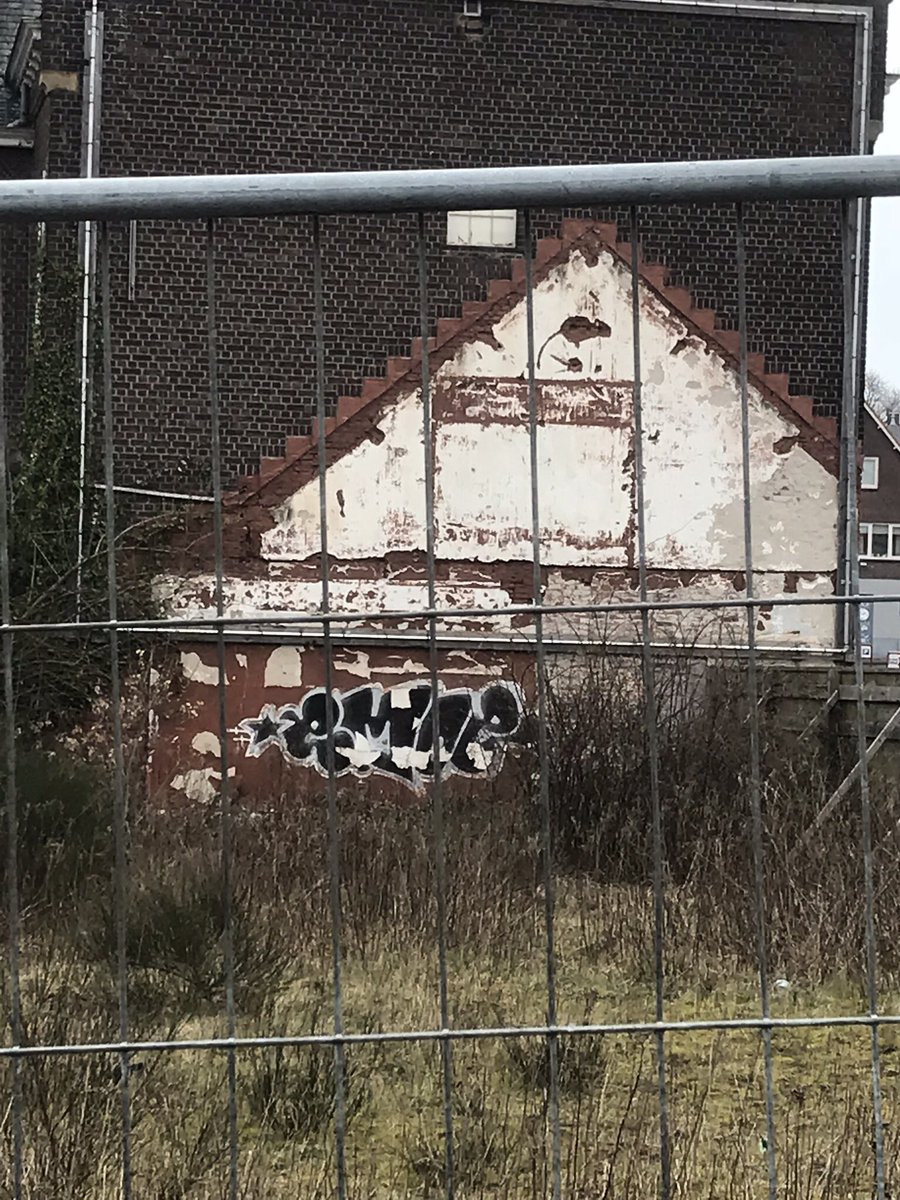 Steeds als ik door #CentrumBest fiets, moet ik denken aan de oude #klompenfabriek aan de Oirschotseweg.
Dat begon ook zó...

“Het was een mooie fik....” vond een brandweerman. 
Crimineel vond ik.

#monument #onderhoudsplicht ? #eeuwigzonde #behoudenvoordetoekomst #verloedering