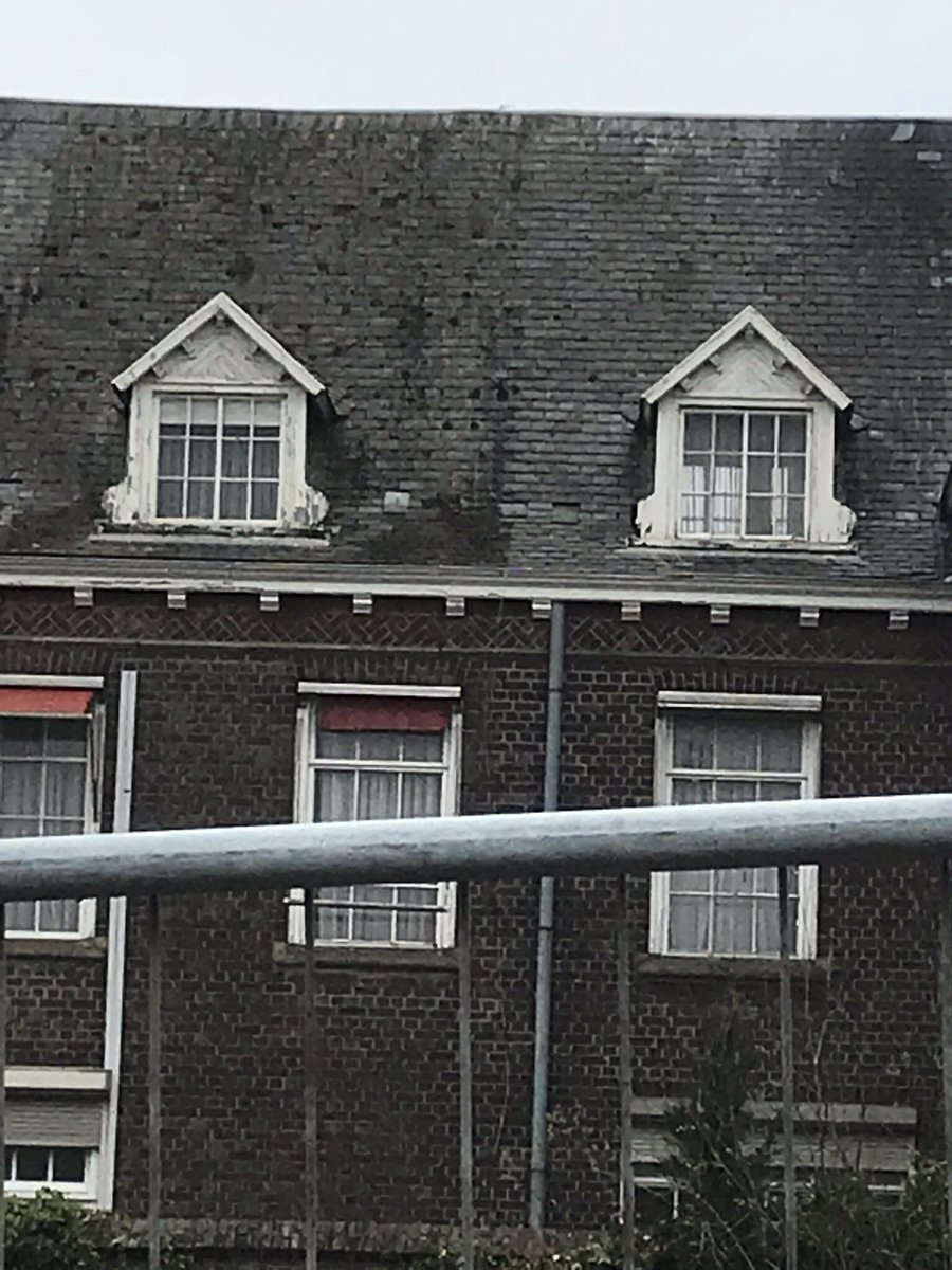 LeonKennis's tweet photo. Steeds als ik door #CentrumBest fiets, moet ik denken aan de oude #klompenfabriek aan de Oirschotseweg.
Dat begon ook zó...

“Het was een mooie fik....” vond een brandweerman. 
Crimineel vond ik.

#monument #onderhoudsplicht ? #eeuwigzonde #behoudenvoordetoekomst #verloedering https://t.co/qAQImbPIOU