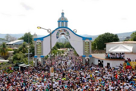 LaraInfomega's tweet photo. Acompañamos en estos primeros meses de gestión a la feligresía mundial desde Santa Rosa hasta la Catedral, llevando a la Divina Pastora. #EnIribarrenJuntosEsPosible @infocentroslara https://t.co/wqUW2mT545