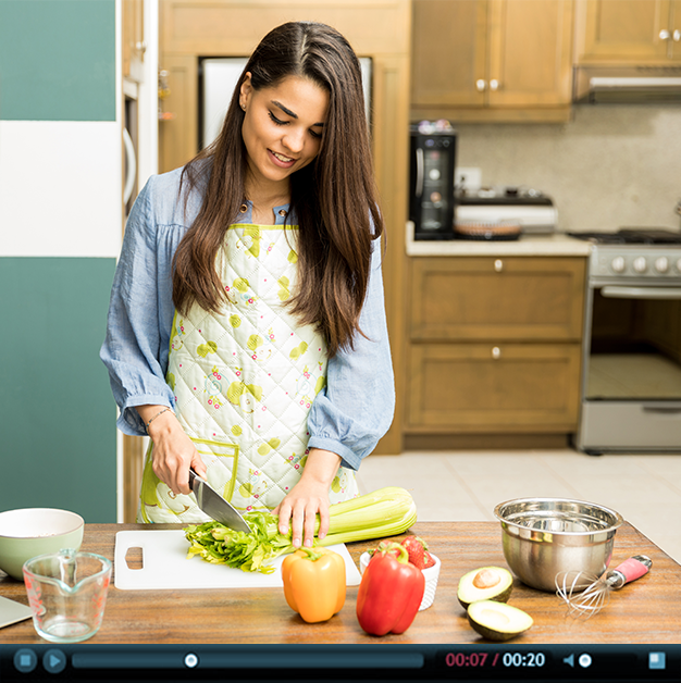 Logitech's tweet photo. The #C922Pro Stream Webcam is perfect for creating the super-polished video content your followers love. 💎

Just remember: it’s not just your face on display 🙇‍♀️ — it’s also your surroundings. So don’t forget to tidy up a bit before you go live. #springcleaning https://t.co/tNQ6OuFv8h