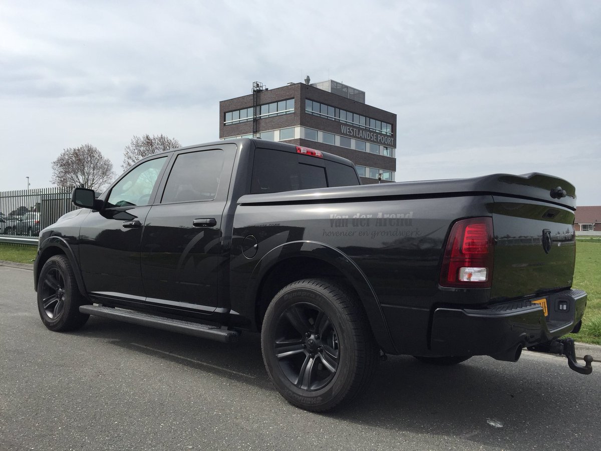 boostreclame's tweet photo. Nieuwe Dodge Ram 1500 en de bedrijfsbus beplakt in matte folie voor Van der Arend Hovenier En Grondwerk! https://t.co/VtEKplisZo