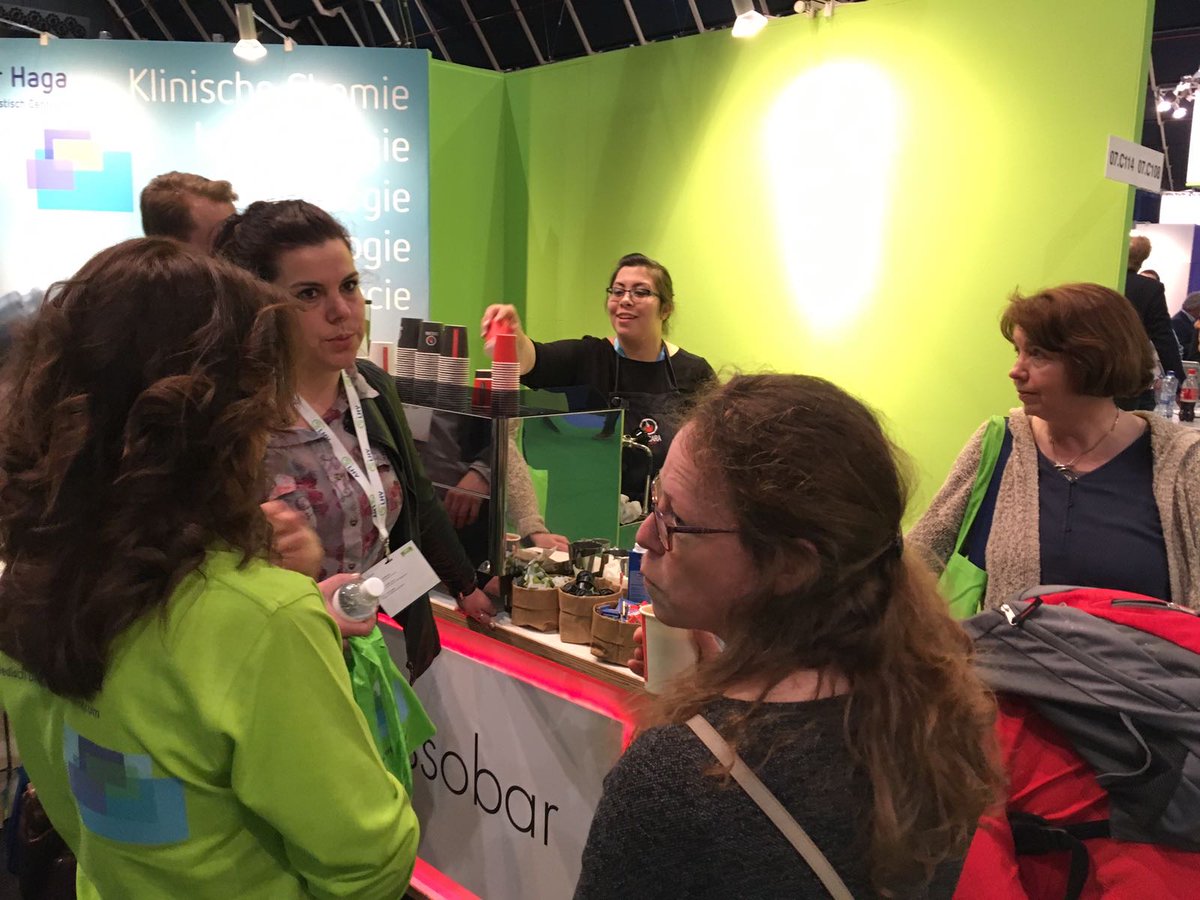 Drukke bedoeling op de stand #reinierdegraaf!! Onze Barista Farrah Tan had haar handen er vol aan! #huisartsenbeurs