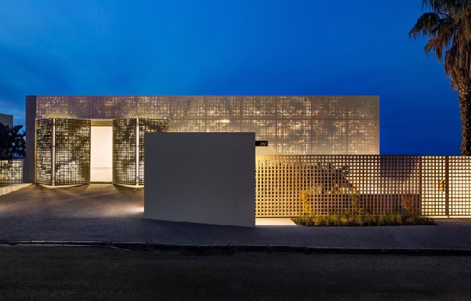 What's behind the perforated #aluminium artwork? An award-winning South African home, designed for privacy and perched above the sea. aluminiumleader.com/focus/at_home_…