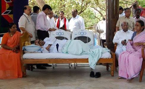 KiranKS's tweet photo. Today's #FastJoke by Rahul Gandhi's team, reminded me of Karunanidhi's four hours of "fast unto death" from nine years ago. Great allies 😎 https://t.co/erGreUrI0t