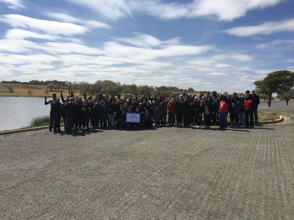 cityoflubbock's tweet photo. #MondayMotivation is looking back at this weekend's cold Saturday &amp; close to 400 pairs of hands that didn't stop at anything to #KeepLubbockBeautiful during Tech to Town's annual cleanup. Thank you for giving back to your community! @TexasTech #KeepLubbockClean https://t.co/oUWIaeD5as