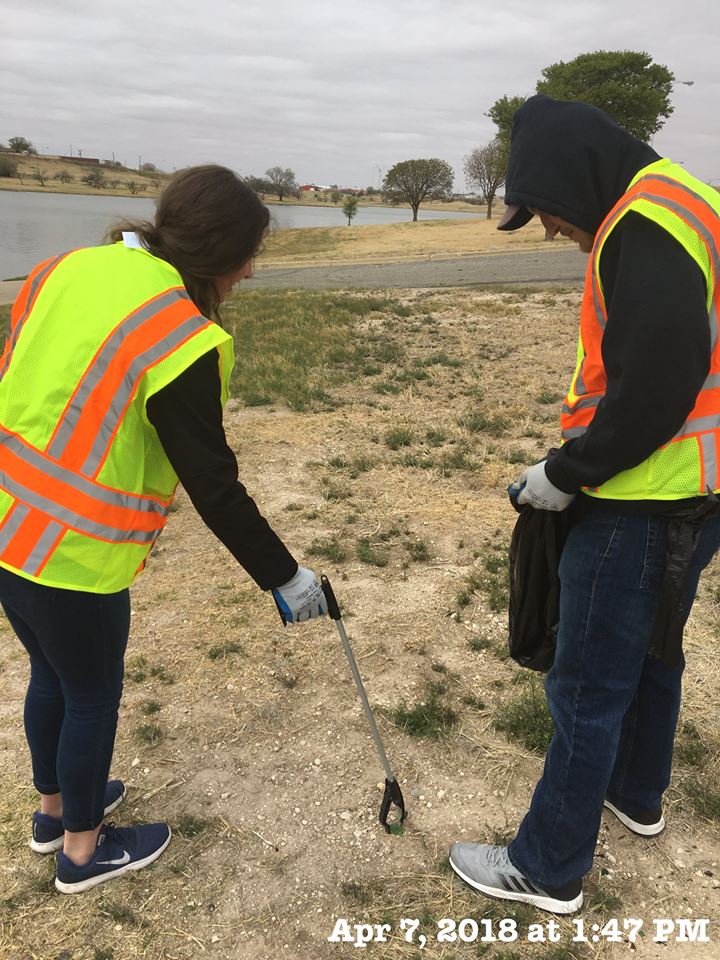 cityoflubbock's tweet photo. #MondayMotivation is looking back at this weekend's cold Saturday &amp; close to 400 pairs of hands that didn't stop at anything to #KeepLubbockBeautiful during Tech to Town's annual cleanup. Thank you for giving back to your community! @TexasTech #KeepLubbockClean https://t.co/oUWIaeD5as