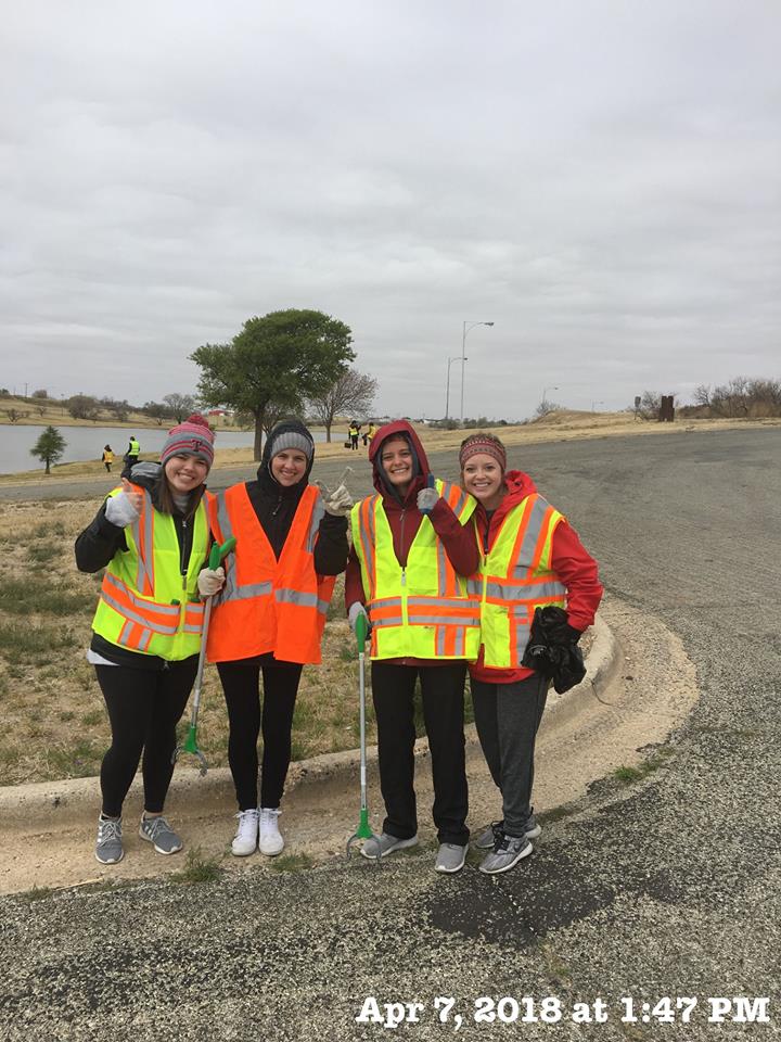 cityoflubbock's tweet photo. #MondayMotivation is looking back at this weekend's cold Saturday &amp; close to 400 pairs of hands that didn't stop at anything to #KeepLubbockBeautiful during Tech to Town's annual cleanup. Thank you for giving back to your community! @TexasTech #KeepLubbockClean https://t.co/oUWIaeD5as