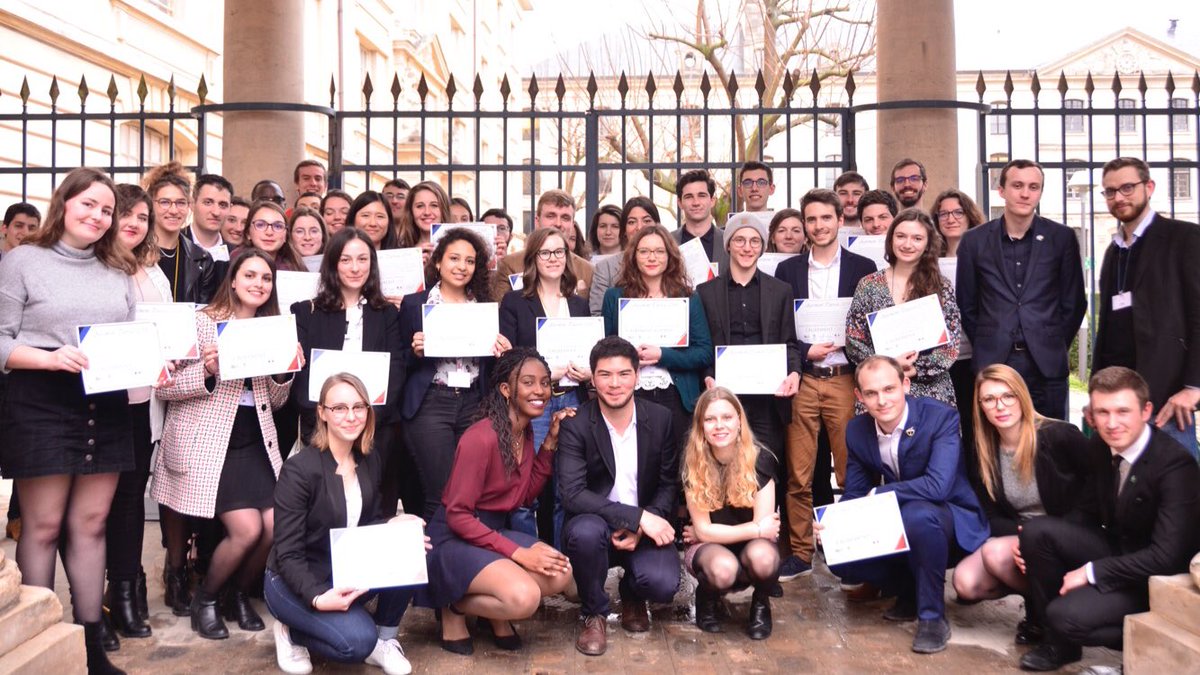 ANEMF's tweet photo. #tutoministère | Remise de l'#agrément #tutorat au ministère @sup_recherche ! 
Les fédérations d'#étudiants en #santé @ANEMF @Pharma_ANEPF @Anesf_FR @UNECD et @La_FNEK réunies pour récompenser les projets magnifiques de ce beau réseau !

Félicitations ! 👏🏅 https://t.co/Dh4m8GNxpn