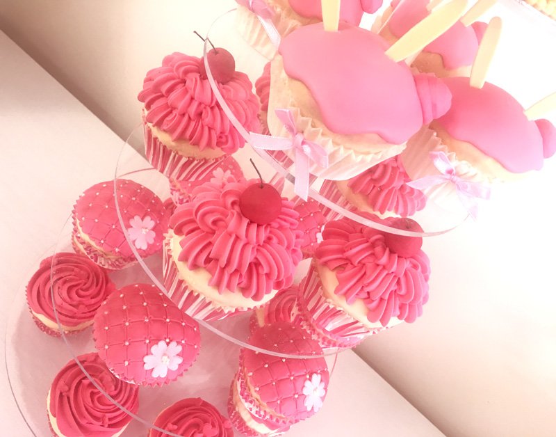 usagi_anime's tweet photo. 本日4月10日はいつも笑顔が素敵で明るいココアのお誕生日です！今年はカップケーキ＆バースデーケーキのタワーでお祝いします♪ココア、お誕生日おめでとう☆ #gochiusa https://t.co/NmkstjPAnc